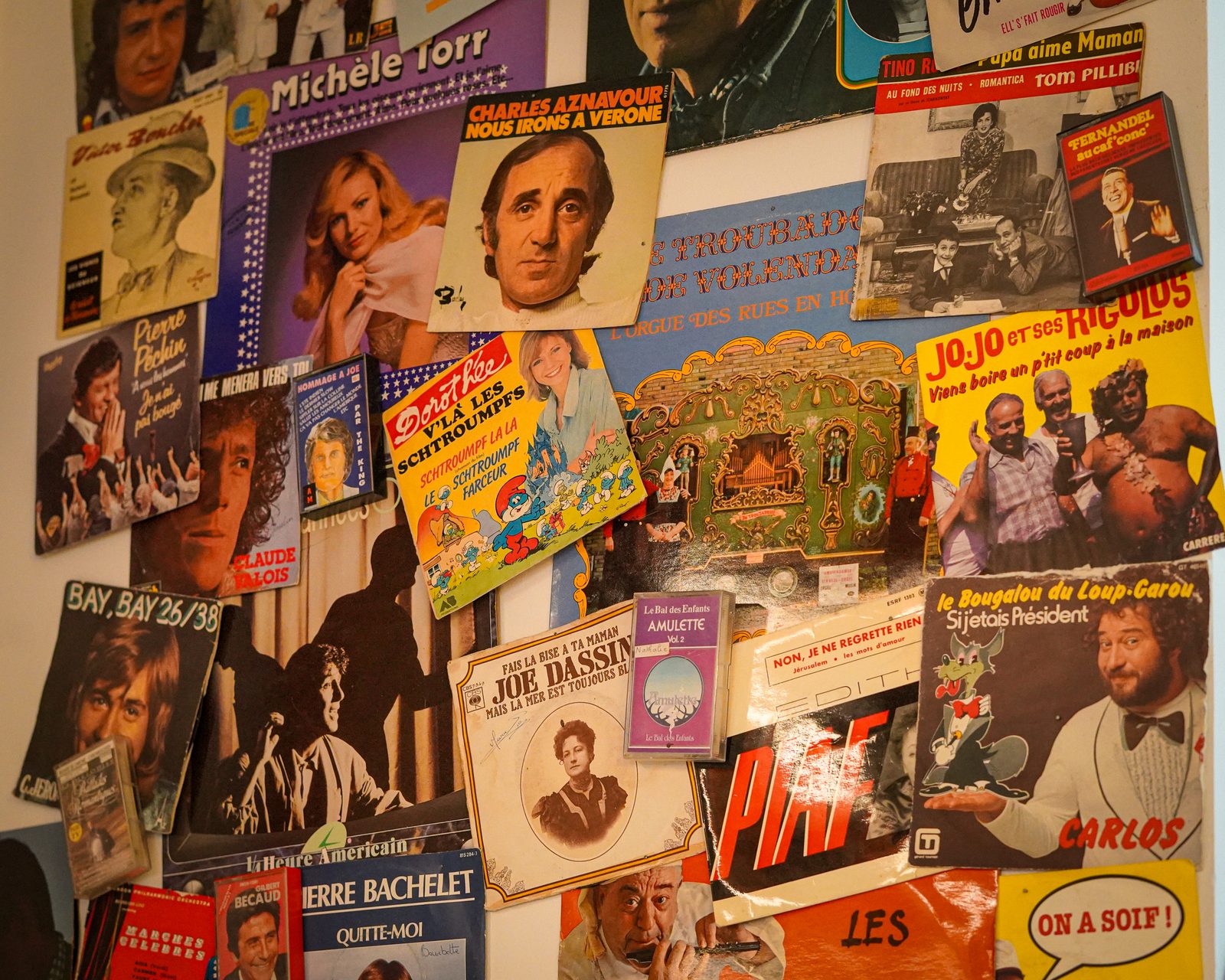Mur de vinyles vintage français, ambiance estaminet